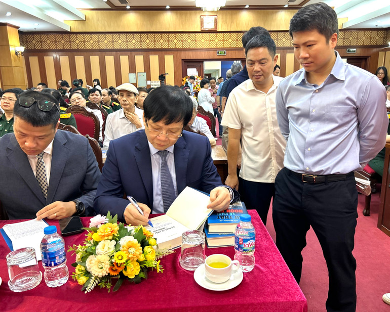 Nhà báo, nhà văn Hồ Quang lợi ký tặng sách độc giả. img-9803-8564.jpg