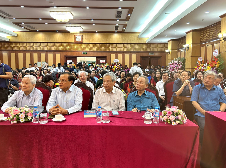 Các đại biểu tham dự lễ ra mắt sách. img-9813.jpg
