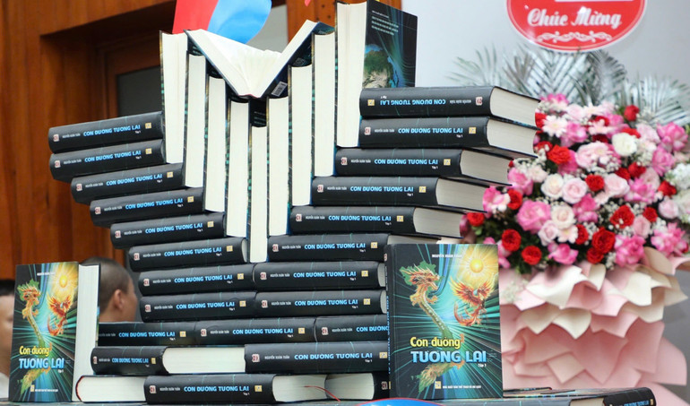 "Con đường tương lai" tập 1 ra mắt chưa đầy 2 tháng đã phát hành tổng cộng 6.000 cuốn. z6720819967876-4c3006d0925d91eacb645fddc3769609.jpg