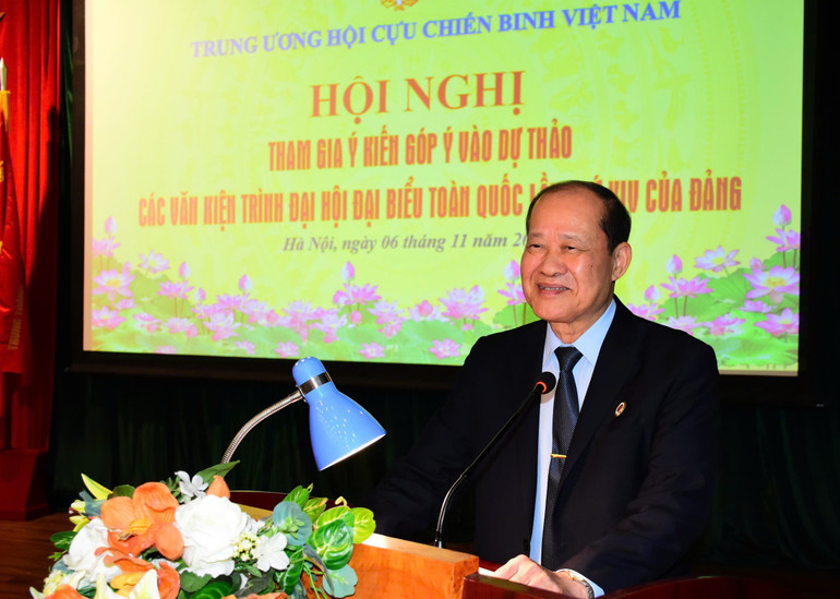 베 쉬안 쯔엉 중장이 연설하고 있습니다. bxt.jpg