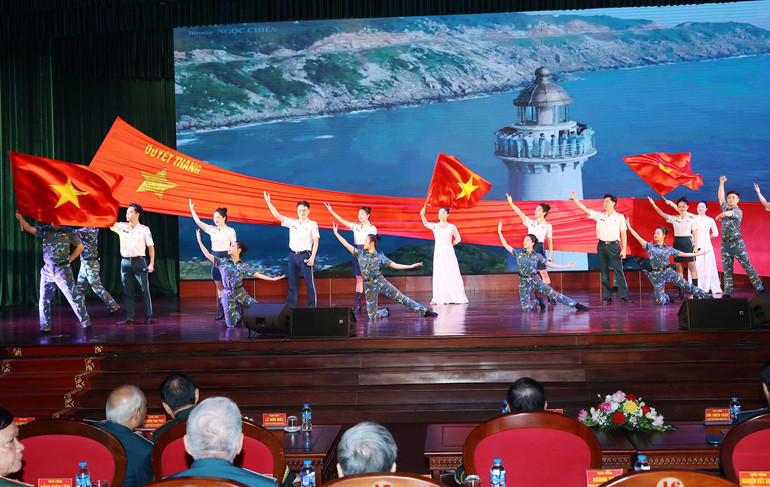 Tiết mục văn nghệ chào mừng buổi gặp mặt kỷ niệm 60 năm Ngày truyền thống Bộ đội Tên lửa Phòng không. (Ảnh: TRỌNG ĐỨC) b-1-1.jpg