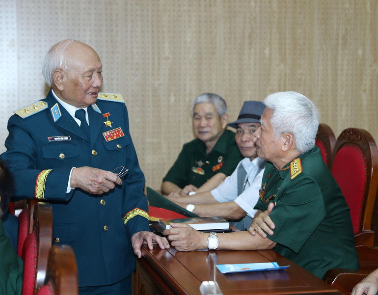 Các cựu chiến binh cùng nhau ôn lại kỷ niệm. (Ảnh: TRỌNG ĐỨC) b-5-1.jpg