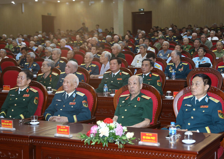 Nhiều tướng lĩnh, Anh hùng Lực lượng vũ trang tham dự buổi gặp mặt. (Ảnh: TRỌNG ĐỨC) b-12-1.jpg