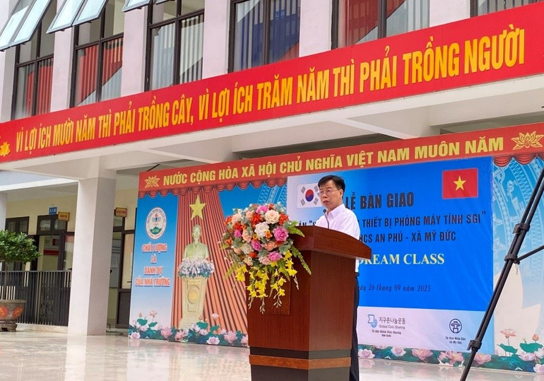 នាយកសាលាអនុវិទ្យាល័យ An Phu លោក Vu Van Trung ថ្លែងក្នុងពិធីប្រគល់។ d1e53e73be4c34126d5d.jpg