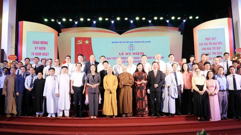 Đại diện các tổ chức tôn giáo, cơ sở tín ngưỡng chụp ảnh cùng lãnh đạo thành phố Hà Nội. ton-giao.jpg