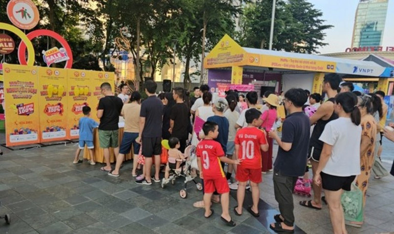 Ngoài mua sắm, người tiêu dùng còn trải nghiệm các hoạt động gameshow tại sự kiện "Ngày hội khuyến mại tháng 7". km2.jpg