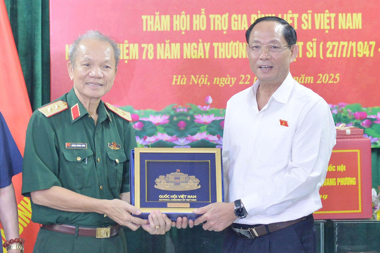 Phó Chủ tịch Quốc hội, Thượng tướng Trần Quang Phương tặng biểu trưng Quốc Hội cho Hội Hỗ trợ gia đình liệt sĩ Việt Nam. anh-4.jpg