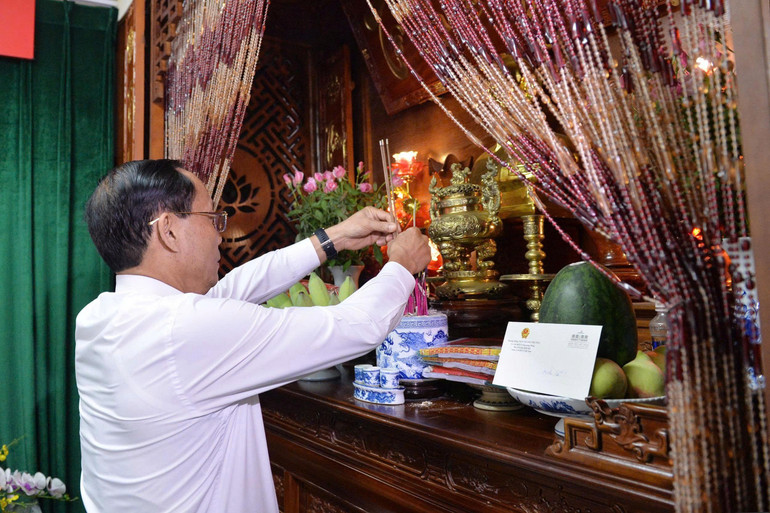 Phó Chủ tịch Quốc hội, Thượng tướng Trần Quang Phương thắp hương tưởng nhớ Chủ tịch Hồ Chí Minh và các Anh hùng liệt sĩ. anh-3.jpg