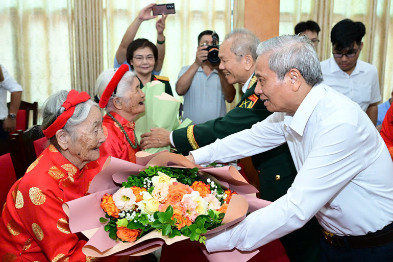 Ban Tổ chức thăm chúc và tặng quà các Mẹ Việt Nam Anh hùng. ban-tc-trao-tang-mvnah.jpg