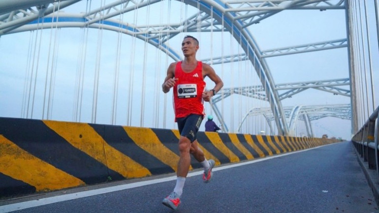 Athlet Pham Tien San auf seinem Weg zum Sieg beim 4. Techcombank Hanoi International Marathon. img-1380-1524.jpg