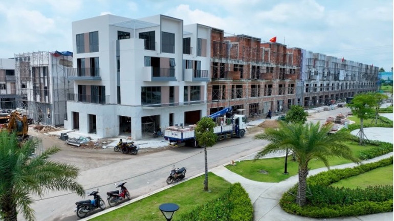 Tiến độ thi công đang được các nhà thầu đẩy mạnh với hơn 416 căn nhà phố Bằng Lăng sẽ bàn giao cuối năm nay, các phân khu khác cũng được thi công đồng loạt img-1420-9859.jpg