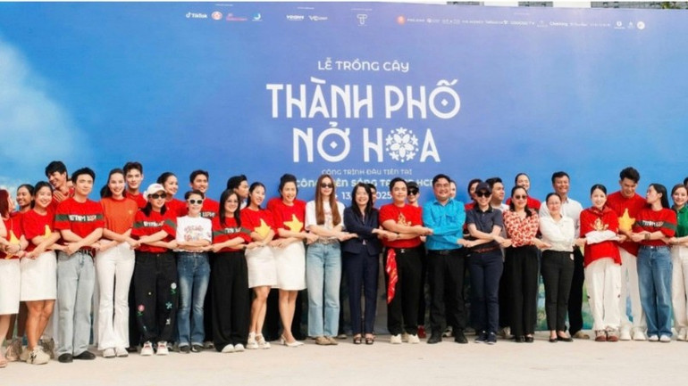 Các nghệ sĩ tham gia “thành phố nở hoa”. img-1375-6755.jpg
