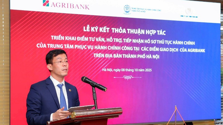 Ông Cù Ngọc Trang, Giám đốc Trung tâm Phục vụ hành chính công thành phố Hà Nội phát biểu tại lễ ký kết. 4-6481.jpg