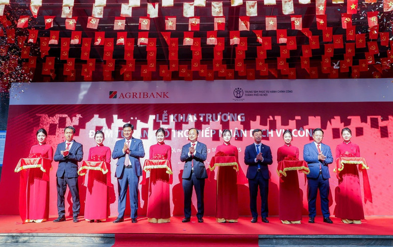 Các đại biểu cắt băng khai trương “Điểm tư vấn, hỗ trợ, tiếp nhận dịch vụ công” tại Hội sở Chi nhánh Hà Nội I. 6.jpg