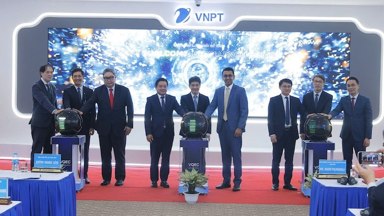 cac-dai-bieu-thuc-hien-nghi-thuc-ra-mat-ra-mat-trung-tam-xuat-sac-vnpt-qualcomm-vqec.jpg