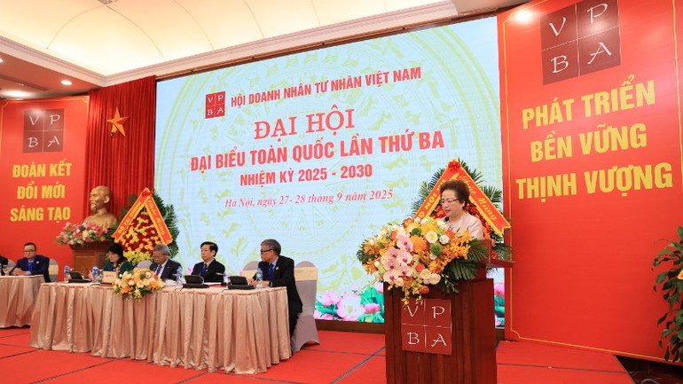 Bà Nguyễn Thị Nga phát biểu tại Đại hội Đại biểu toàn quốc lần thứ III của Hội Doanh nhân Tư nhân Việt Nam. 3-5106.jpg