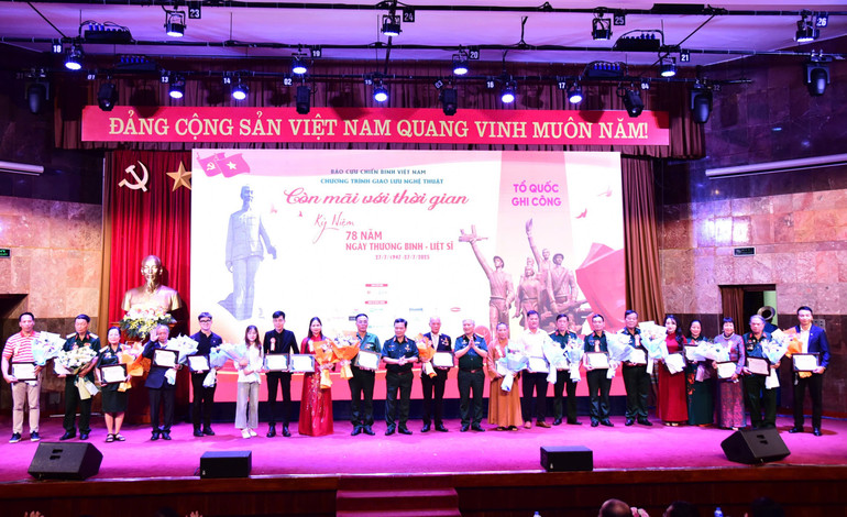 Trung tướng Khuất Việt Dũng, Phó Chủ tịch Hội Cựu chiến binh Việt Nam và Đại tá Đỗ Phú Thọ, Phụ trách Tổng biên tập Báo Cựu chiến binh Việt Nam trao hoa và bảng vàng tri ân tới các đơn vị, cá nhân đồng hành, ủng hộ chương trình. dai-ta-do-phu-tho.jpg