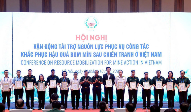 Seniorgeneralløytnant Hoang Xuan Chien, viseminister for nasjonalt forsvar, leder av det stående kontoret i styringskomité 701 mottok og tildelte sponsorsertifikater til enheter og foretak. trao-chung-nhan-cac-nha-tai-tro.jpg