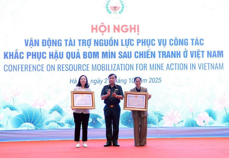 Representanter fra Korea International Cooperation Agency (KOICA) og PeaceTrees Vietnam International Organization mottok vennskapsmedaljen. trao-huan-chuong.jpg