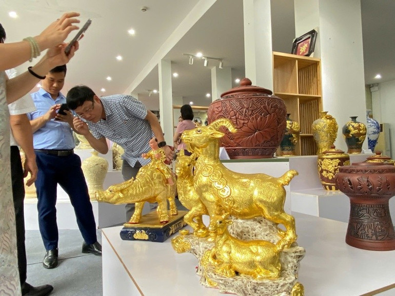 Các sản phẩm sơn son thếp vàng thu hút sự quan tâm của khách tham quan. 4.jpg