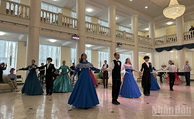 Du khách tham gia một buổi khiêu vũ, nơi họ có thể học nhảy các điệu waltz, quadrille, mazurka và polonaise. ndo_br_img-3301.jpg
