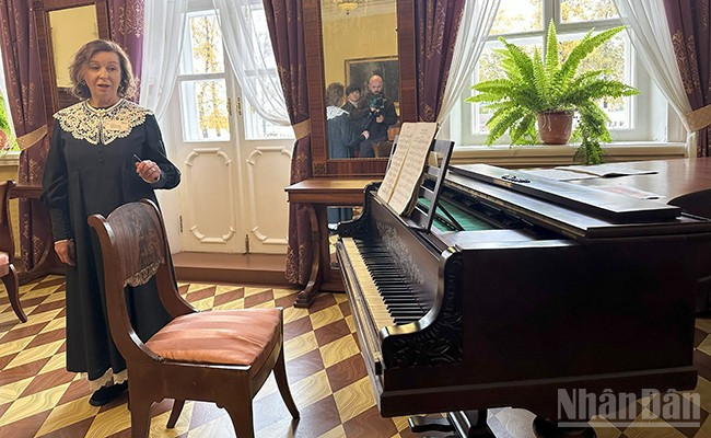 Cây đàn piano mà Tchaikovsky thời trẻ đã học nhạc. ndo_br_img-3200.jpg