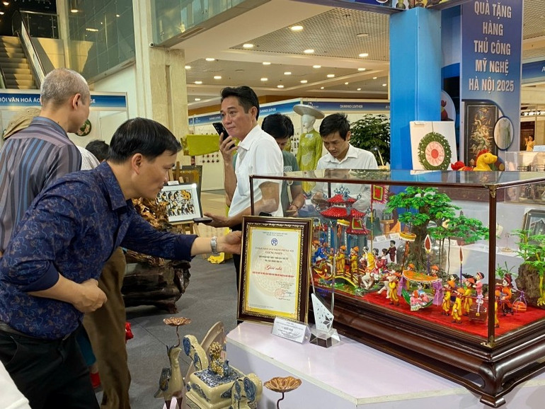 Các tác phẩm đoạt giải thu hút sự chú ý của khách tham quan. 86d7002fe77d6a23336c.jpg