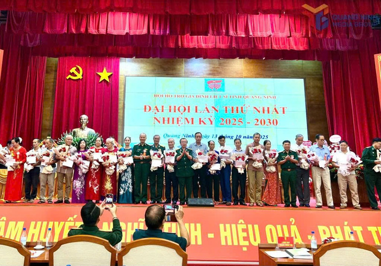 Lãnh đạo Hội Hỗ trợ gia đình liệt sĩ Việt Nam và Hội Hỗ trợ gia đình liệt sĩ tỉnh Quảng Ninh tặng quà các Bà mẹ Việt Nam Anh hùng và thân nhân liệt sĩ. dhqn5.jpg