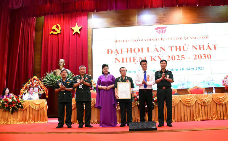 Đồng chí Võ Văn Trực (thứ 2 từ phải sang), Phó Giám đốc Sở Nội vụ, thừa ủy quyền của Chủ tịch Ủy ban nhân dân tỉnh trao Quyết định thành lập Hội Hỗ trợ gia đình liệt sĩ tỉnh Quảng Ninh cho Ban Chấp hành Hội nhiệm kỳ 2025-2030. dhqn-2.jpg