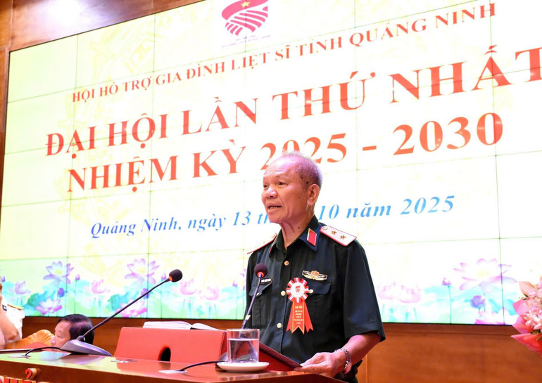 Trung tướng Hoàng Khánh Hưng, Chủ tịch Hội Hỗ trợ gia đình liệt sĩ Việt Nam phát biểu. dhqn4.jpg
