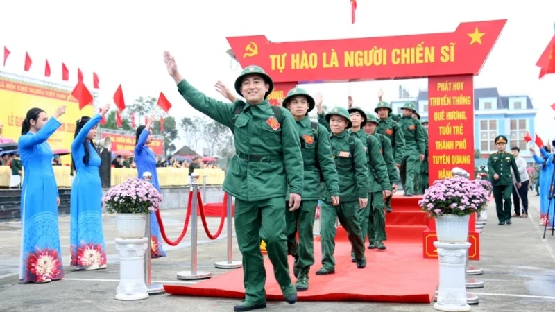 Tân Binh hăng hái lên đường thực hiện nghĩa vụ quân sự.