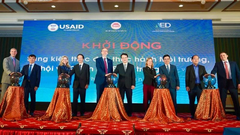 Phái đoàn ngoại giao Hoa Kỳ tại Việt Nam đã thông qua Cơ quan Phát triển quốc tế Hoa Kỳ (USAID), Bộ Kế hoạch và Đầu tư (MPI) tổ chức Diễn đàn.