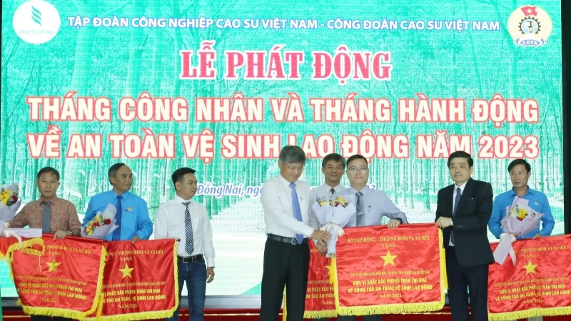 Lãnh đạo ngành cao-su trao Cờ thi đua xuất sắc trong công tác an toàn vệ sinh lao động cho các đơn vị.