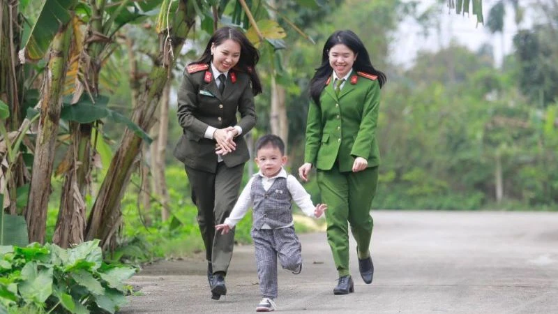 Niềm hạnh phúc của Mẹ công an khi đỡ đầu trẻ mồ côi.