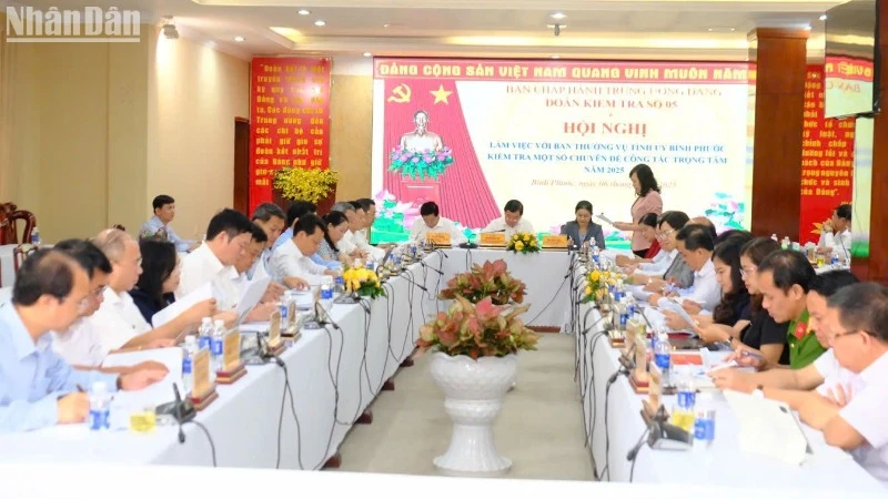 Các đại biểu dự buổi làm việc với Đoàn kiểm tra số 5 của Bộ Chính trị.