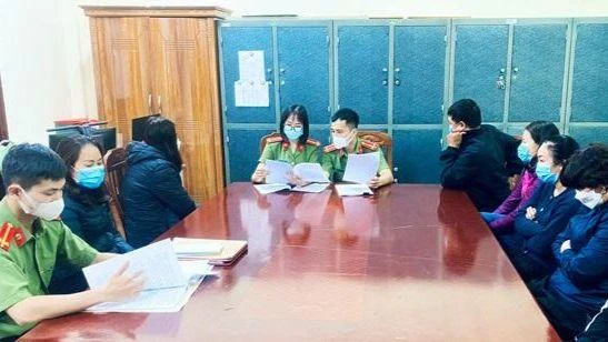 Các đối tượng bị khởi tố trước Cơ quan điều tra Công an tỉnh Lạng Sơn.