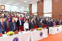 Các đại biểu thực hiện nghi thức chào cờ.