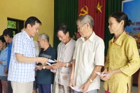 Đại diện Báo Nhân Dân tại Quảng Trị trao tiền cho người dân thôn Hội Kỳ, xã Nam Hải Lăng.