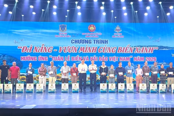 Các đại biểu trao quà cho ngư dân có hoàn cảnh khó khăn tại chương trình.