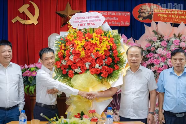 Đồng chí Phạm Tất Thắng, Ủy viên Trung ương Đảng, Phó Trưởng ban Thường trực Ban Tuyên giáo và Dân vận Trung ương (thứ 2 từ phải qua) thăm, chúc mừng Cơ quan Đại diện Báo Nhân Dân tại miền trung-Tây Nguyên.
