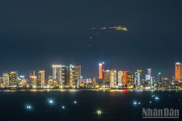 Thành phố Đà Nẵng về đêm nhìn từ phía biển. (Ảnh: PHAN HẢI TÙNG LÂM)