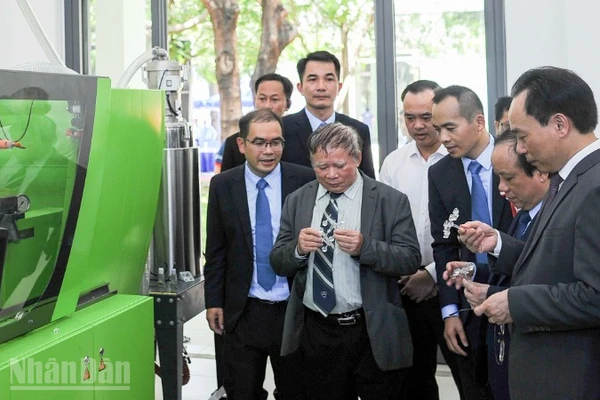 Đại biểu tham quan Phòng Thí nghiệm trọng điểm Quốc gia dùng chung Cơ điện tử và Ứng dụng tại Trường đại học Bách khoa (Đại học Đà Nẵng).