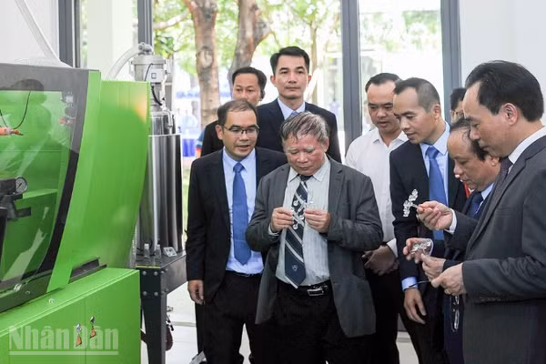 Đại biểu tham quan Phòng Thí nghiệm trọng điểm Quốc gia dùng chung Cơ điện tử và Ứng dụng tại Trường đại học Bách khoa (Đại học Đà Nẵng).