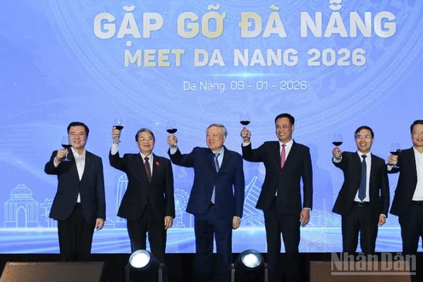 Các đồng chí lãnh đạo khai mạc sự kiện.