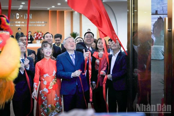 Các đồng chí lãnh đạo cùng các vị đại biểu thực hiện nghi thức khai trương Cơ quan điều hành Trung tâm tài chính quốc tế Việt Nam tại thành phố Đà Nẵng.