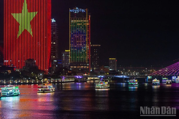 Không gian sông Hàn (thành phố Đà Nẵng) nhộn nhịp, hiện đại về đêm.