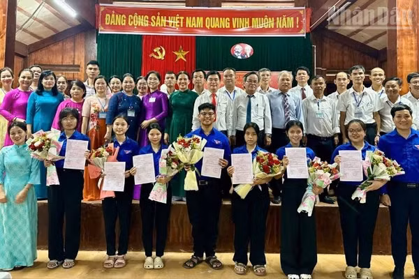 Lễ kết nạp đảng viên đối với 7 học sinh ưu tú của Chi bộ Trường trung học phổ thông Hiệp Đức. (Ảnh: Chi bộ Trường trung học phổ thông Hiệp Đức)