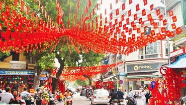 Đường phố Hà Nội trang trí rực rỡ cờ hoa mừng Quốc khánh.