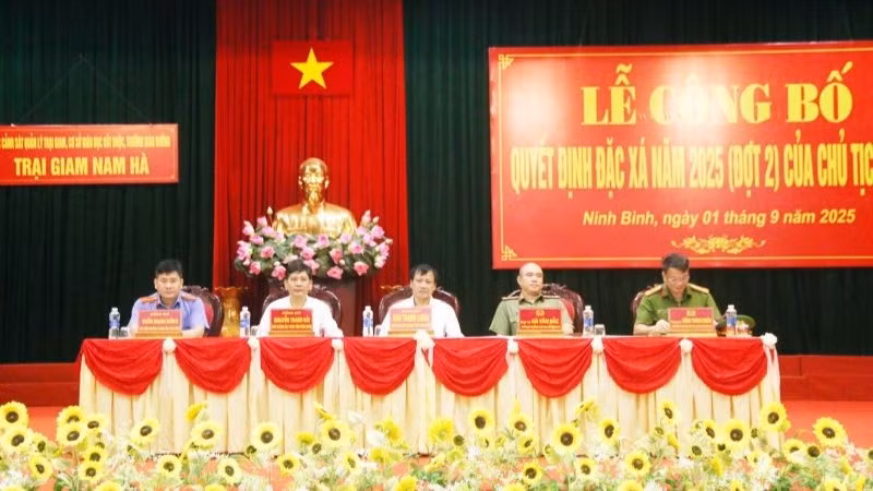 doan-chu-tich-dieu-hanh-le-cong-bo-quyet-dinh-dac-xa-nam-2025-dot-2-cua-chu-tich-nuoc-1-7394.jpg