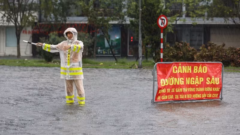Cảnh sát giao thông Hà Nội điều tiết và cảnh báo giao thông sáng 7/10.